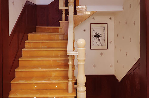徐州中式别墅室内汉白玉石楼梯的定制安装装饰效果
