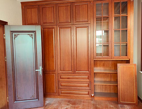 徐州中式家庭装修里定制的实木衣柜效果图